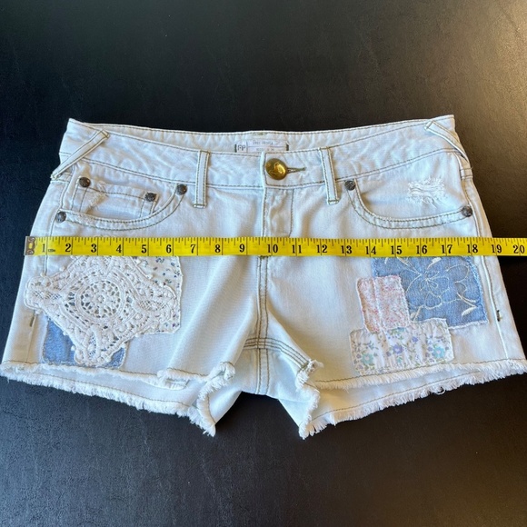 Free People Crochet and Patchwork Cut-Off Jean Shorts sz 29 - Picture 4 of 8